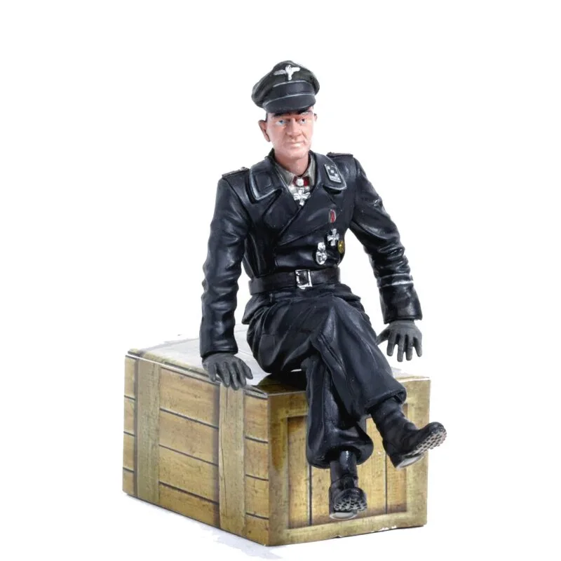 1-16-figuren-figur-hauptmann-michael-wittmann-sitzend