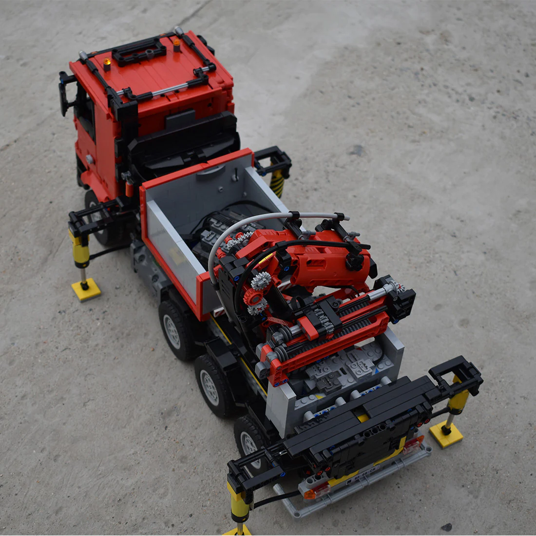 lesdiy-heavy-duty-hydraulic-crane-klemmbausteine-07.webp