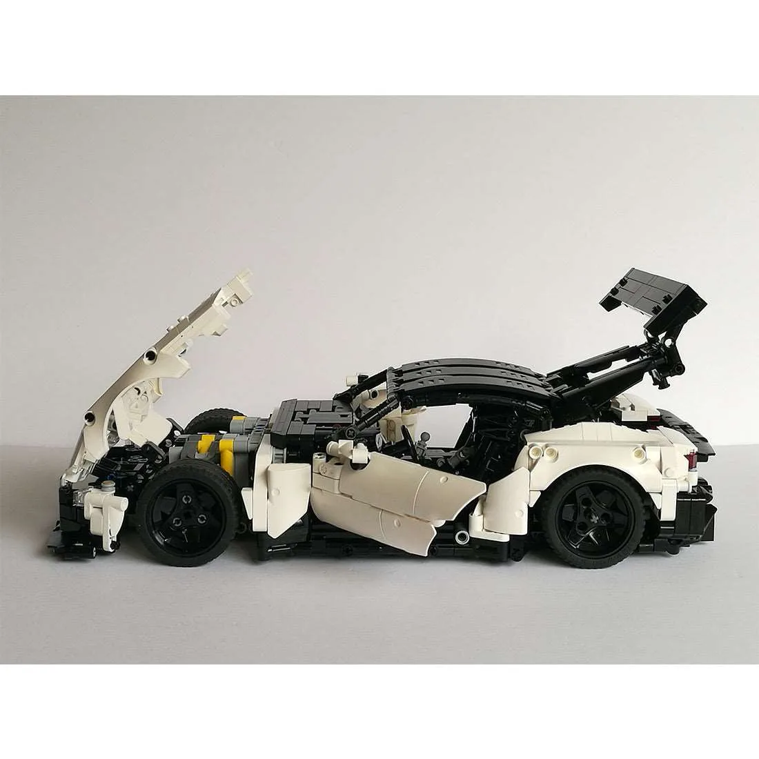 Britischer-Sportwagen-im-Massstab-112-Klemmbausteine-4