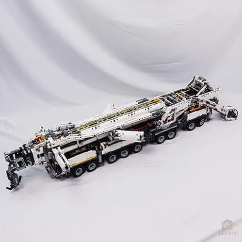 grosses-Liebherr-Kran-Modell-Klemmbausteine-Weiss-3