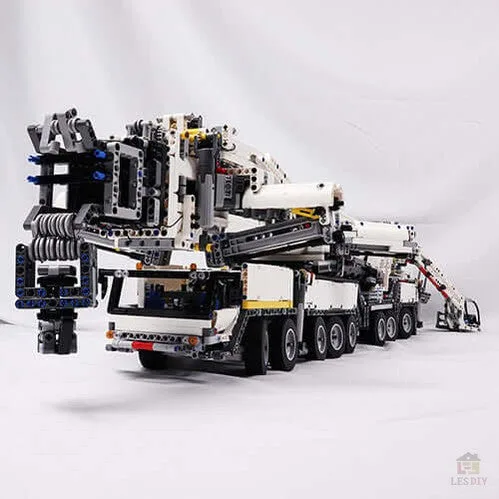 grosses-Liebherr-Kran-Modell-Klemmbausteine-Weiss-5